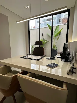 Sala de avaliação com bancada em mármore e vista para o jardim